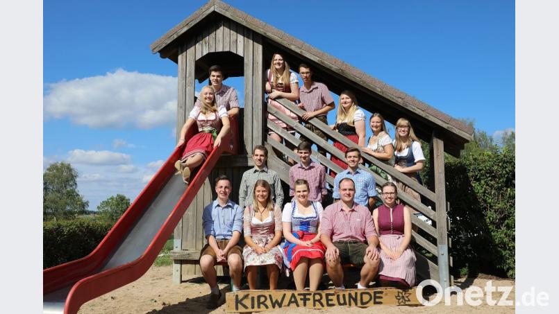 Die größeren Kirwapaare, hier im Bild, studieren bereits fleißig Tänze ein, um an der Kirwa am 20. und 21. Oktober zu glänzen. Bild: akp