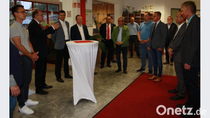 Die CSU-Kreistagsfraktion bei der Besichtigung der Firma Horn Glass Industries AG mit Geschäftsführer Stephan Meindl (Zweiter von links). Bild: lk