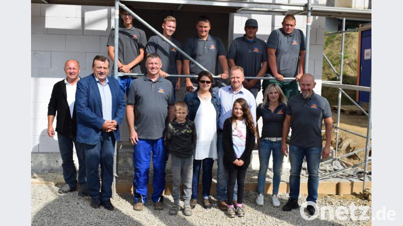 Das "Lehrlingshaus" erfüllte alle Qualitätsansprüche der Bauherrn Bernadette und Thomas Hagn (Mitte). Obermeister Werner Ott ( Zweiter von links) würdigte den hohen Ausbildungsstand der Lehrlinge von Josef Reger (rechts). Bild: bnr