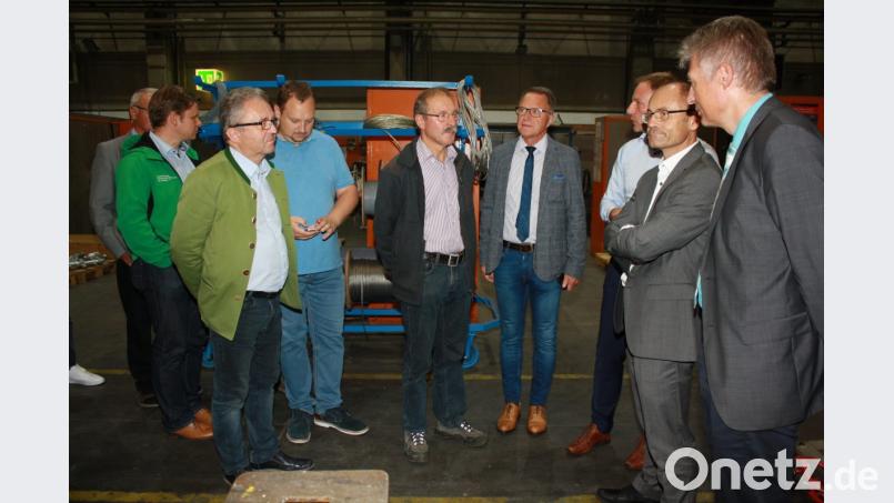 Die CSU-Kreistagsfraktion bei der Besichtigung der Firma Horn Glass Industries AG bei der Führung in der Werkhalle durch Rainer Sommer (Dritter von rechts). Bild: lk