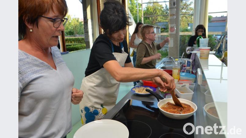 Beim multikulturellen Kochabend lassen sich die deutschen Frauen gerne von der ausländischen Küche inspirieren. Bild: dob