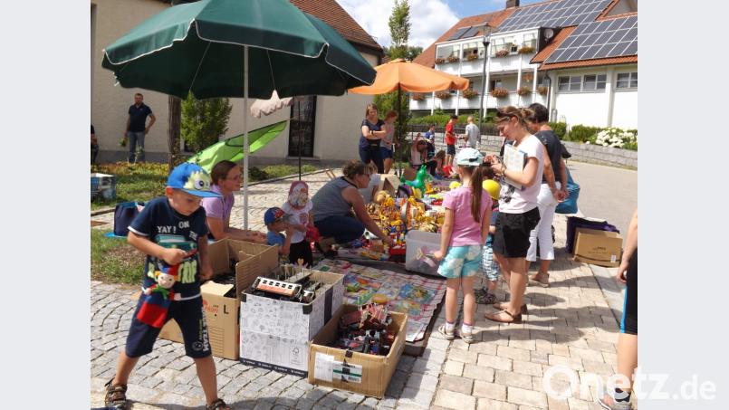 Beim Kinderflohmarkt anlässlich des Backofenfestes wechselt so manches Teil den Besitzer Bild: sgs