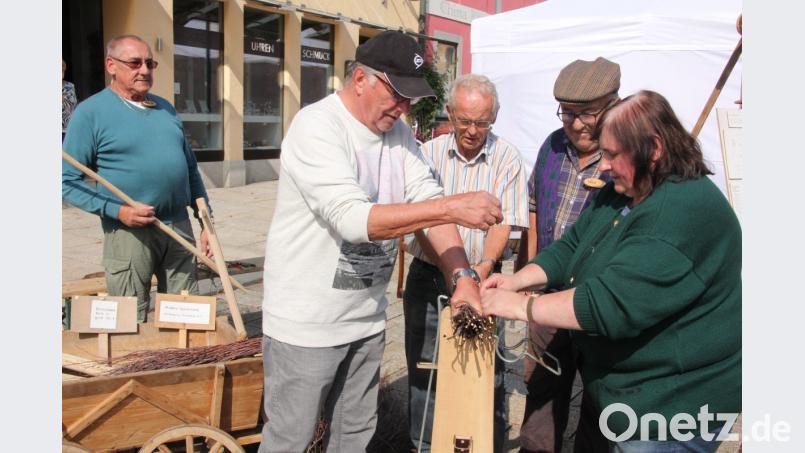 Der Arbeitskreis Historisches Handwerk demonstriert das Binden von Reiserbesen.. Bild: kro