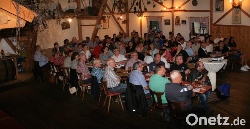 Das Thema im Kramerstodl interessierte die Vereinsvertreter, die zahlreich nach Falkenberg gekommen waren. Bild: wro
