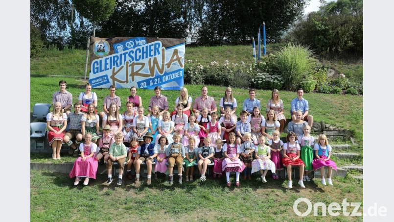 Die kleinen und großen Kirwapaare trafen sich zum Fotoshooting für den neuen Gleiritscher Kirwakalender 2018 auf dem Sportplatz. Auf einigen Sitzen aus der Allianz-Arena in München zeigten sie sich von ihrer schönsten Seite. Bild: akp