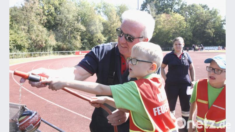 Mit dem Wasserstrahl den Ball „flippern“. Da war Geschicklichkeit gefragt. Bild: Hirsch