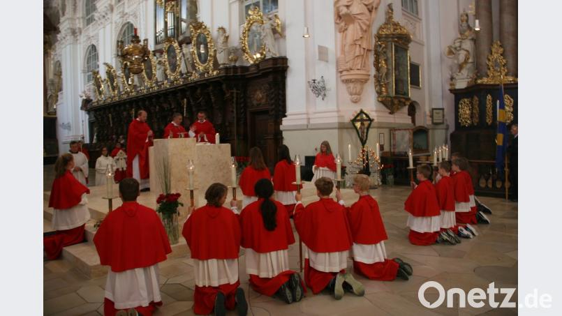 Am Altar standen der Erzbischof Dr. Nicola Eterovic, Stadtpfarrer Thomas Vogl (rechts) und Pfarrvikar Markus Hochheimer (links). Bild: wro