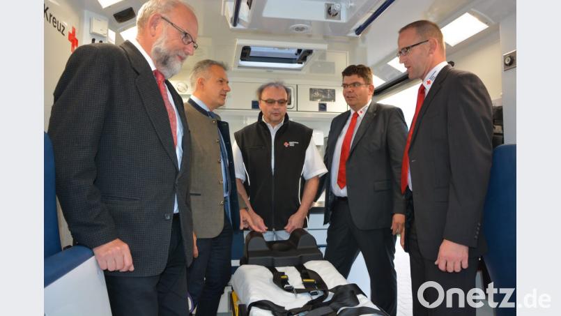 Einblicke in das Innenleben des neuen Rettungswagen erhalten (von rechts) Peter Astashenko, BRK-Geschäftsführer Holger Schedl, Wachleiter Raimund Köstler, Bürgermeister Roland Grillmeier und Pfarrer Martin Schlenk Bild: jr