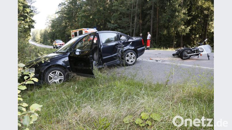 Der Motorradfahrer stieß gegen das abbiegende Fahrzeug. Bild: ch
