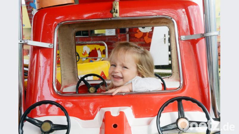 Tatütata, Emily Kick aus Weiden (2) ist als eine der ersten Volksfestbesucherinnen da. Bild: Gabi Schönberger