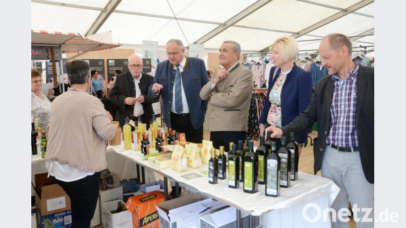 Auch Kostproben sind drin bei der Gewerbeschau. Bild: Gabi Schönberger