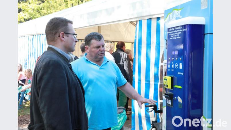 Ein Automat für Bio-Milch steht im Mittelpunkt des Interesses. Bild: njn