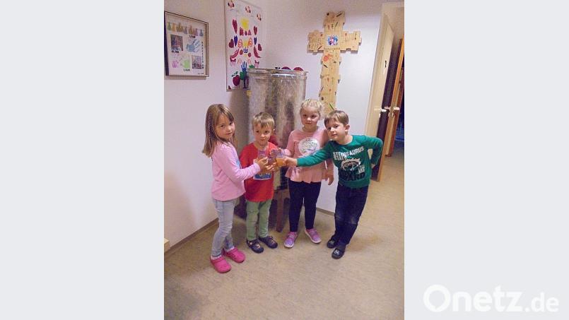 Neugierig probieren die Kinder den frisch gepressten Apfelsaft. Bild: bsc