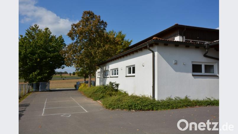 Beim Hintereingang zur Schulturnhalle soll der rechte Baum und noch ein kleinerer dahinter entfernt werden. Bild: jr