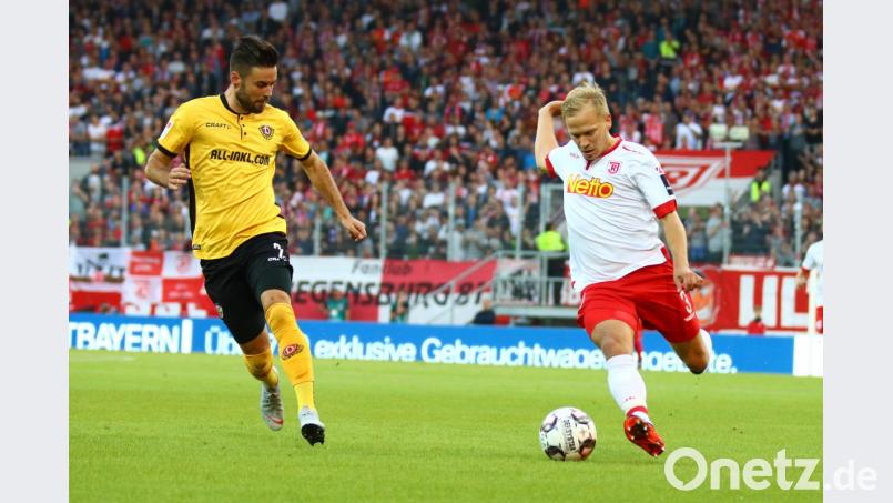 Niklas Kreuzer (Dynamo Dresden,li.) begleitet Alexander Nandzik.. Bild: Jahn Regensburg