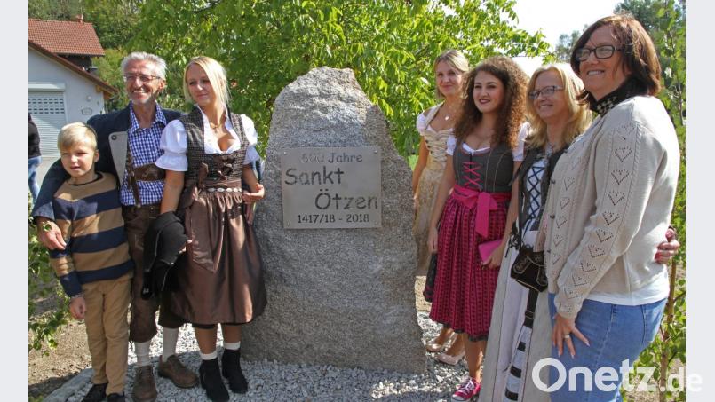 Enthüllt wurde beim St.-Ötzen-Festein Erinnerungsstein. Er muss gleich für Erinnerungsfotos herhalten. Bild: nm