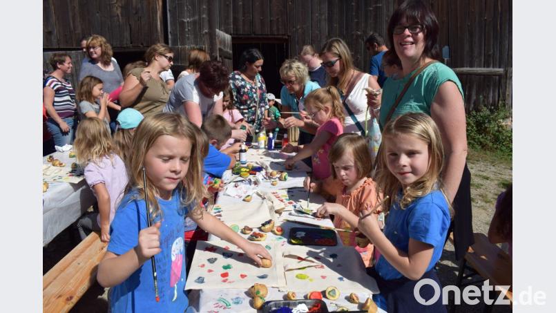 Beim Kartoffeldruck war Kreativität gefordert. Die Kinder waren voll bei der Sache. Bild: bnr