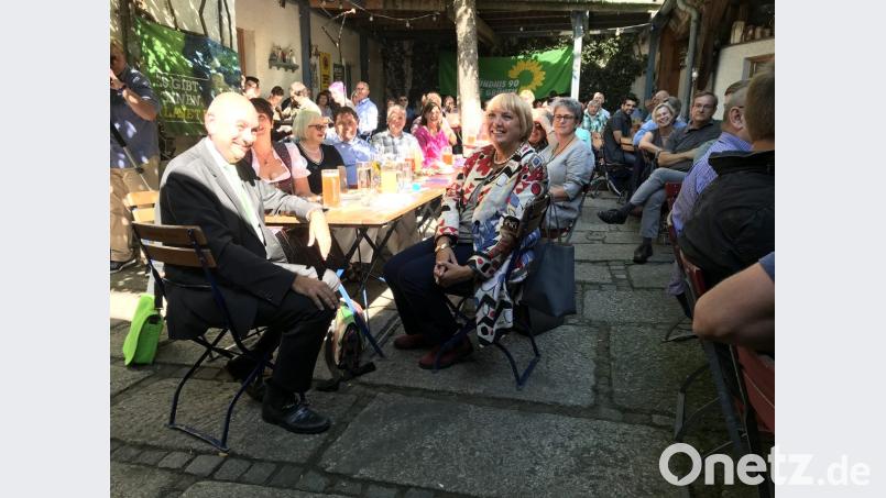 Bundestagsvizepräsidentin Claudia Roth (vorne, Mitte) eröffnet im Hof der Zoigl-Wirtschaft „Beim Gloser“ in Windischeschenbach die heiße Phase des Wahlkampfs von Bündnis 90/Die Grünen eröffnet. Bild: eig