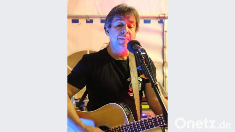 Gitarrenvirtuosen Rainer Schmidt greift am Samstagabend in die Saiten. Bild: mfh