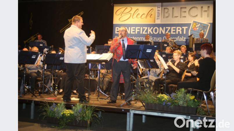 Spielen sich bei den Stücken des Musikzuges quasi die Bälle zu: Dirigent Christian Ziegelmeier (links) und Sänger Peter Habermeier (rechts). Bild: ral