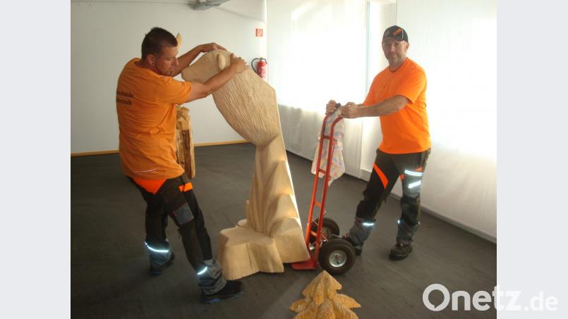 Michael Papsch (links) und Peter Dietz beim Aufbau der Ausstellung. Hier bringen sie eine große Hirsch-Statue in Position. Bild: wmr