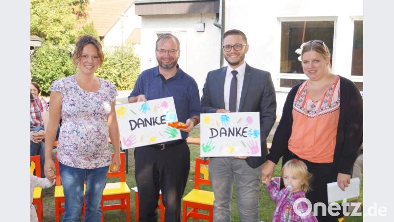 Die neuen Leiterinnen der Eltern-Kind-Gruppe, Michaela Hahn (rechts) und Christiane Hack (links), bedanken sich bei der Einweihungsfeier auch im Namen aller Kinder und Eltern bei Pfarrer Thomas Stohldreier und Bürgermeister Ernst Lenk. Bild: du