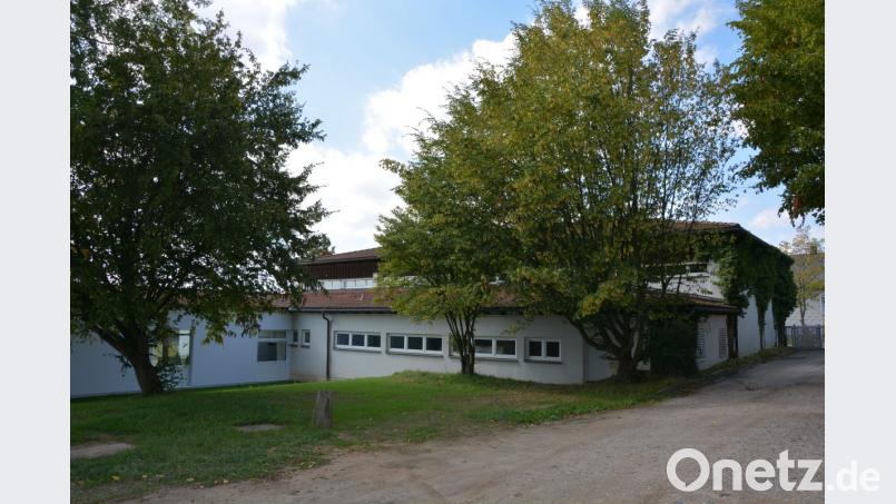 Blick in den Hof des Geländes: Während die Planer die beiden Bäume in der Mitte, die direkt am Gebäude stehen, entfernen lassen wollen, sind SPD und Teile der CSU für deren Erhalt. Bild: jr