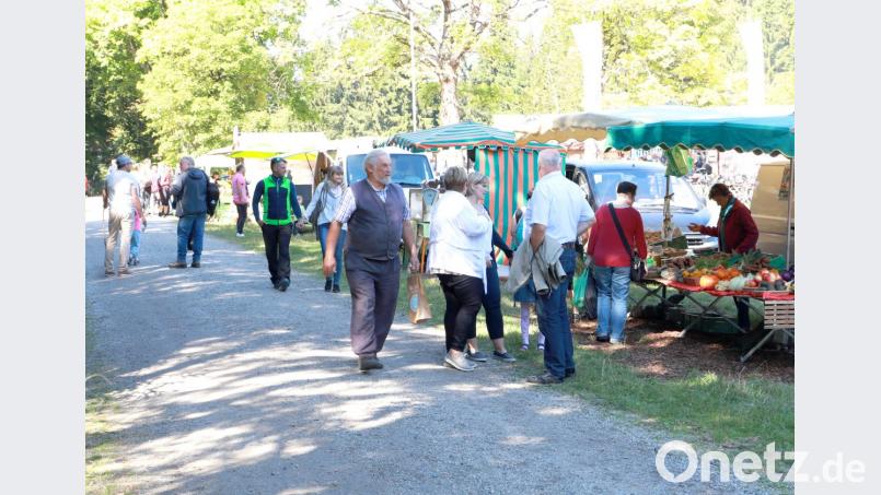 Der Bio-Markt beim Waldhaus lockt viele Besucher an. Bild: njn