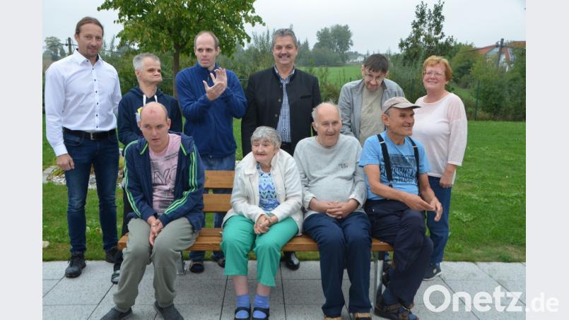Die Bewohner waren höchst begeistert über das Geschenk der Stadt, anlässlich des 50-jährigen Bestehens von Dr. Loew Soziale Dienstleistungen. Bürgermeister Andreas Wutzlhofer (Mitte) einigte sich mit Heimleiter Uwe Trautner (links) auf eine neue Gartenbank. Nach der Anlieferung wurde sie von den Bewohnern sofort in Beschlag genommen. Bild: dob