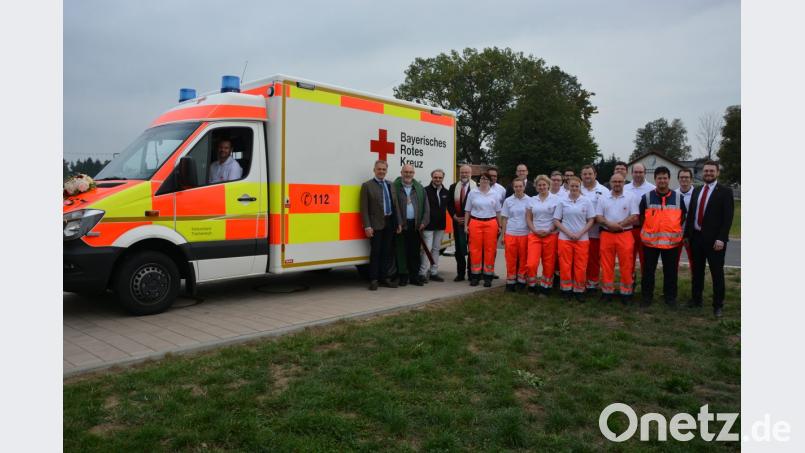 Freuen sich über das neue Fahrzeug, (von links) Bürgermeister Roland Grillmeier, Stadtpfarrer Anton Witt, Wachleiter Raimund Köstler und Pfarrer Martin Schlenk, mit den Mitarbeitern der BRK-Rettungswache. Bild: jr