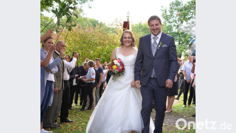 Nach der Trauung von Andrea und Sebastian Schwab ist der Lennesriether Kichhof voll mit Gratulanten. Bild: fvo