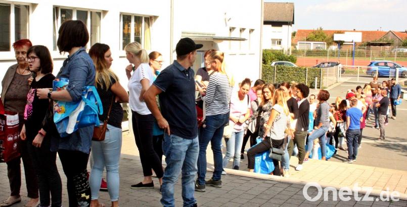 Die Besucher stehen Schlange vor dem Einlass. Bild: zer