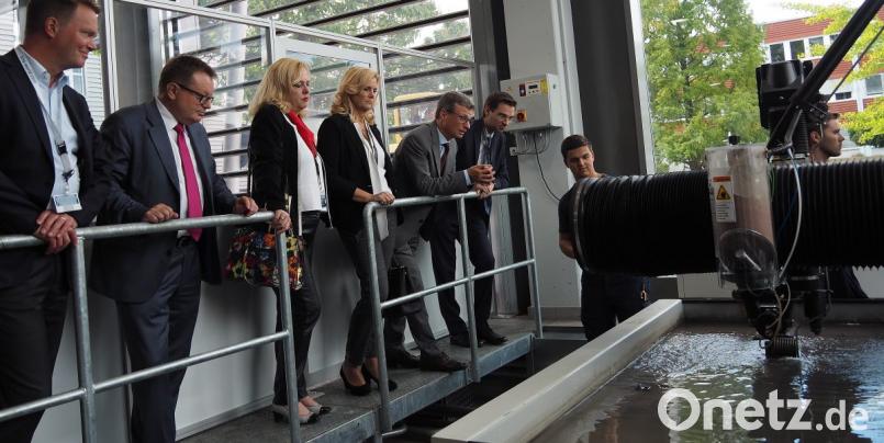 Kultusminister Bernd Sibler staunt über die Wasserstrahl-Schneidemaschine im ÜBZO Bild: Bühner