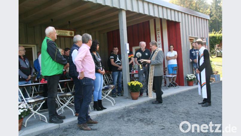 Stadtpfarrer Bernd Philipp und Pfarrer Andreas Kraft segnen das neue Verkaufs- und Kassenhäuschen. Mit dabei zahlreiche Helfer und Vereinsmitglieder. Bild: fpoz