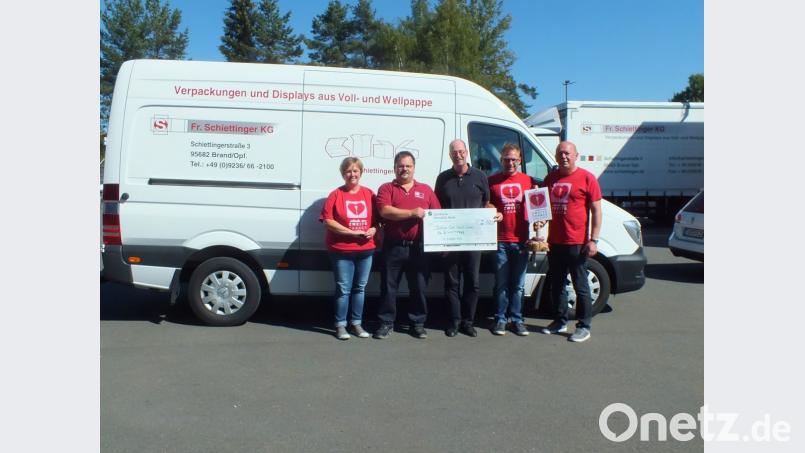 Ein Spendenscheck von 2000 Euro für die Typisierungsaktion am Sonntag wird auf dem Firmengelände der Firma Schiettinger übergeben. Im Bild: Josef Söllner, Johannes Bauer, Firmenchef Andreas Bader, Betriebsratsvorsitzender Alois Albersdörfer und Sandra Schmelber (von rechts). Bild: soj