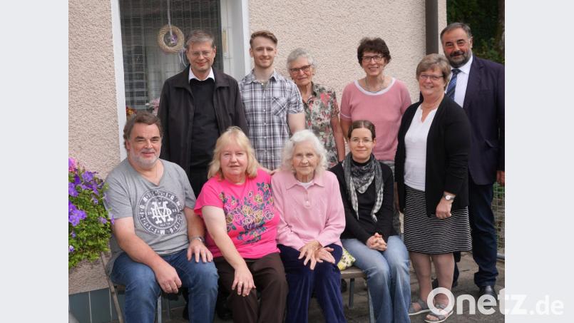 Sophie Griesmeier (vorne sitzend Zweite von rechts) feiert ihren 90. Geburtstag. Bild: fvo