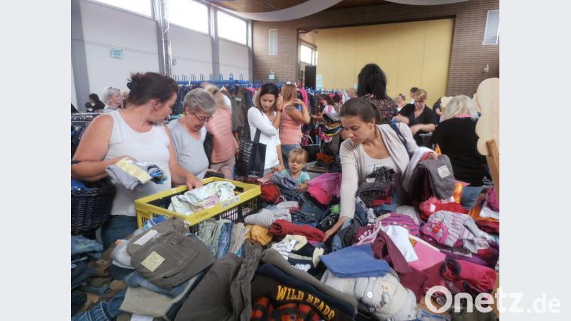An den Tischen wühlen sich die Frauen durch das Angebot der Flohmarktverkäufer. Bild: hsr