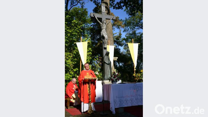 &quot;Hinter dem Kreuz beginnt der Weg der grenzenlosen Hoffnung&quot; - Diakon Manfred Griebel gibt mit dieser Aussage die Antwort auf das große &quot;Warum&quot; im Leben eines Menschen. Bild: bey