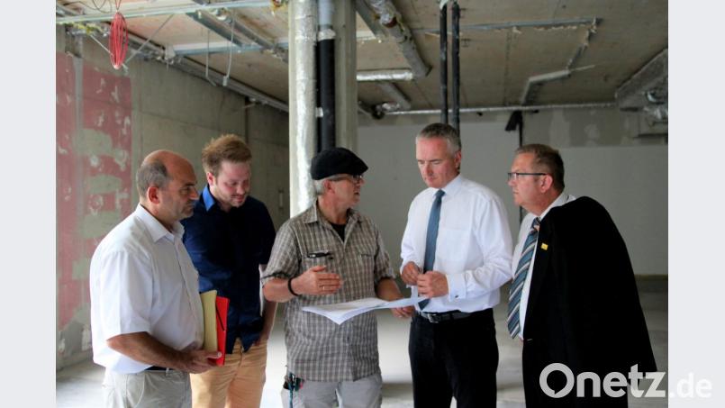 Der Umbau schreitet voran: Bauleiter Wolfgang Eckardt (Mitte) erläutert die Arbeiten im Detail. Von links: Markus Schick (Präsident des Landesamtes für Pflege), Henner Wasmuth (Kreisvorsitzender der Jungen Union Amberg-Sulzbach), Landtagsabgeordneter Harald Schwartz und Bürgermeister Martin Preuß. Bild: Pia Regnet