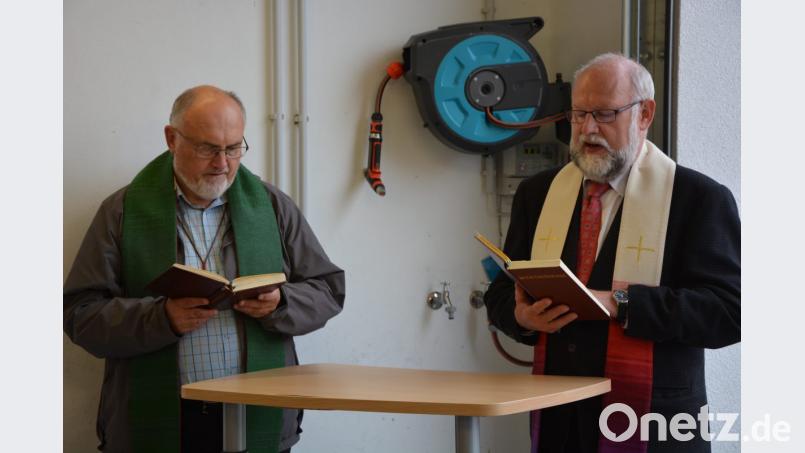 Den kirchlichen Segen erteilen Stadtpfarrer Anton Witt (links) und sein evangelischer Kollege Martin Schlenk. Bild: jr