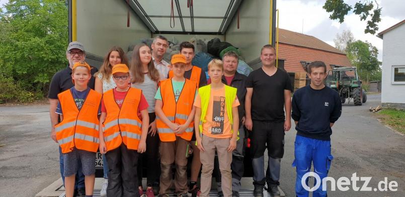 Kolping-Vorsitzender Reiner Gärtner (zweite Reihe, links) freute sich über die tatkräftige Mitarbeit der Mitglieder bei der Jubiläums-Altkleidersammlung. Auch dankte er der Friedenfelser Bevölkerung für die Unterstützung. Bild: bsc