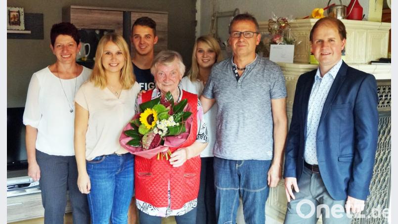 Zweite Bürgermeisterin Margit Reichl (links) und Stadtpfarrer Stefan Wagner (rechts) gratulierten Eleonore Mühlbauer zu ihrem hohen Wiegenfest. Bild: agr