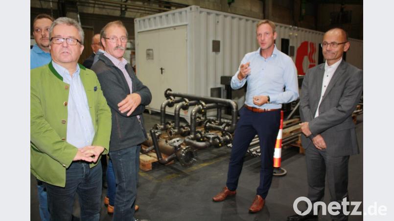 Die CSU-Kreistagsfraktion bei der Besichtigung der Firma Horn Glass Industries AG bei der Führung in der Werkhalle durch Rainer Sommer (Zweiter von rechts). Bild: lk
