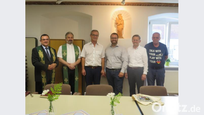 Vermieter Walter Mayerhofer, die Kreisvorsitzenden Tobias Reiß (CSU) und Matthias Grundler (JU) sowie die Pfarrer Dirk Grafe und Konrad Amschl (von rechts) gratulieren Bürgermeister und Ortsvorsitzendem Werner Nickl (Dritter von links) zu dem neuen CSU-Bürgerbüro. Bild: jzk