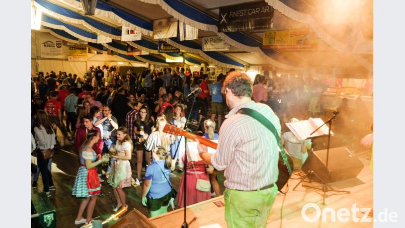 Mit ihrem eigenen Mix aus Rock und Pop und Bayerischen, trafen die &quot;Froschhaxn&quot; den Nerv des Publikums und so hielt es die Gäste nicht lange auf ihren Plätzen. Bild: tkr