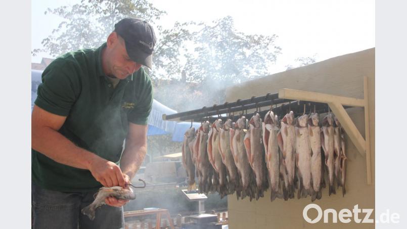 Frische Forellen werden vor Ort geräuchert. Bild: kro