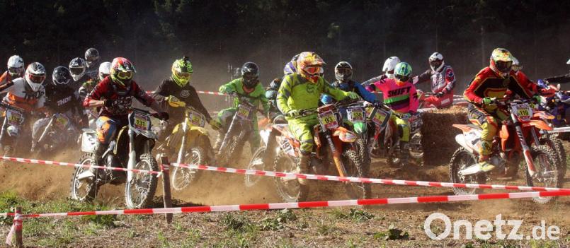Obwohl die Strecke nass gespritzt wurde: Es staubt gewaltig beim Start der Motocross-Fahrer. Bild: R. Kreuzer