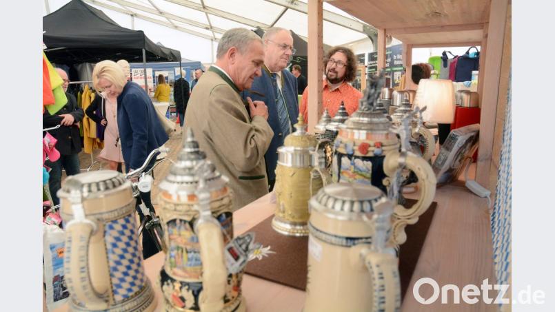 Ein Souvenir aus Weiden gefällig? Auch das gibt es bei der Gewerbeschau. Bild: Gabi Schönberger
