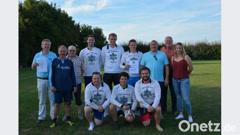 Sie freuen sich über ein gelungenes Turnier: (hinten, von links) Günther Kotzbauer, Günter Kugler, Sigfried Bujnoch, Tobias Hofmann, Dominik Adlhoch, Patrick Weich, Robert Graf, Norbert Schmid, Christina Winkler, (vorne) Christian Kugler, Markus Lindner und Andreas Baumann. Bild: tte