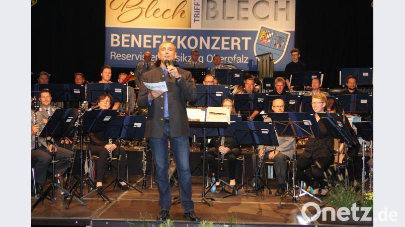 Alois Gsödl, einer der Geschäftsführer der Firma Quadrus, begrüßt die Gäste. Er ist selbst ein begeisterter
Musiker. Bild: ral